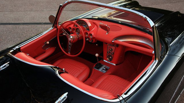 Corvette C1 noire intérieur