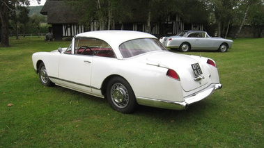 Facel Vega FV2 blanche et HK500 3/4 arrière gauche