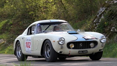 Ferrari 250 GT, blanche ligne bleue, 3/4 avant droit 