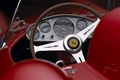 Ferrari 250 Testa Rossa rouge volant debout