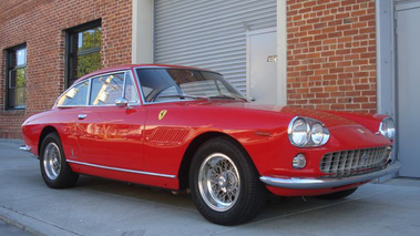 Ferrari 330 GT 2+2 Rouge 3/4 avant droit