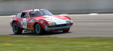 Ferrari 365 GTB4, rouge bande bleue, 3/4 avant droit