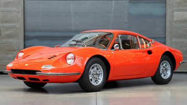 Ferrari Dino 206 GT rouge 3/4 avant gauche