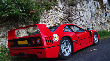 Ferrari F40 rouge 3/4 arrière droit penché