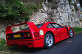 Ferrari F40 rouge 3/4 arrière droit penché
