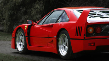 Ferrari F40 rouge 3/4 arrière gauche