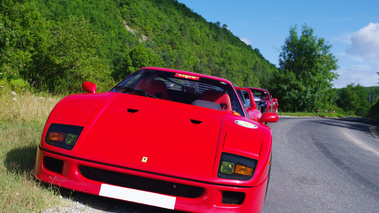 Ferrari F40 rouge face avant penché 2