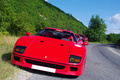 Ferrari F40 rouge face avant penché 2