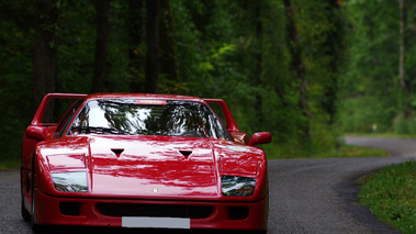 Ferrari F40 rouge face avant