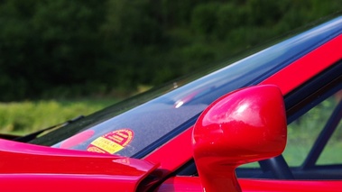 Ferrari F40 rouge logo aile debout