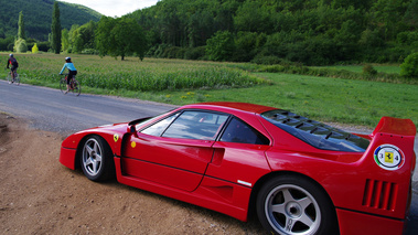 Ferrari F40 rouge profil penché