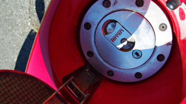 Ferrari F40 rouge trappe à essence