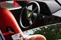Ferrari F40 rouge volant