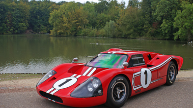 Ford GT40 MkIV rouge 3/4 avant gauche