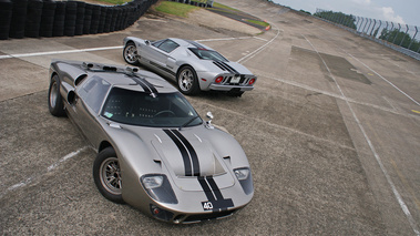 Superformance GT40 anthracite & Ford GT gris Montléhry 3/4 avant droit vue de haut