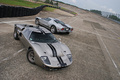 Superformance GT40 anthracite & Ford GT gris Montléhry 3/4 avant droit vue de haut