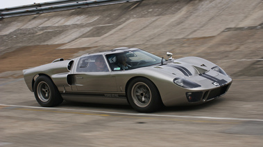 Superformance GT40 anthracite Montléhry 3/4 avant droit travelling