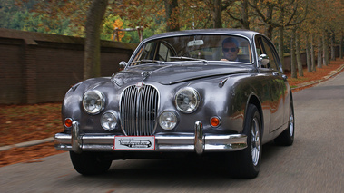 Jaguar MkII 3.8 anthracite 3/4 avant gauche travelling 4