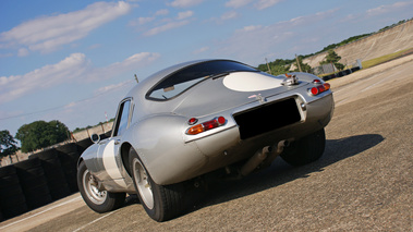 Jaguar Type E Low Drag gris Montlhéry 3/4 arrière gauche penché