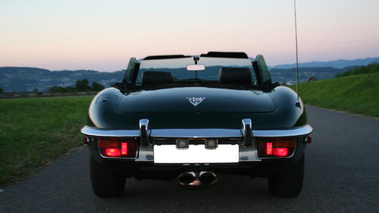 Jaguar Type E V12 cabriolet vert face arrière