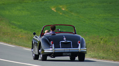 Jaguar XK150 Roadster noir 3/4 arrière gauche filé