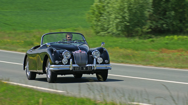 Jaguar XK150 Roadster noir 3/4 avant droit filé