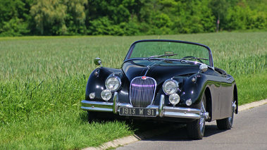 Jaguar XK150 Roadster noir champs Arpajon 3/4 avant gauche