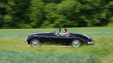 Jaguar XK150 Roadster noir champs filé profil gauche