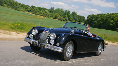 Jaguar XK150 Roadster noir rond-point 3/4 avant gauche