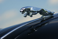 Jaguar XK150 Roadster noir route Arpajon logo Jaguar bondissant