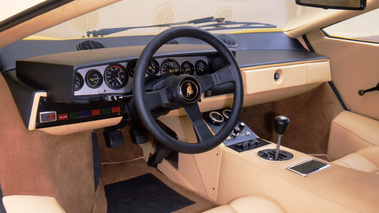 Lamborghini Countach LP 400 rouge intérieur 