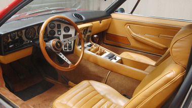 Lamborghini Espada rouge intérieur