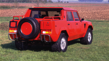 Lamborghini LM002 rouge 3/4 arirère droit statique