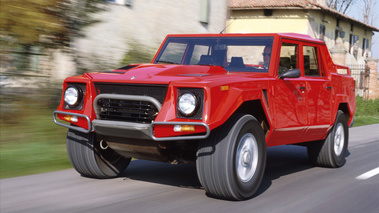 Lamborghini LM002 rouge3/4 avant droit dynamique 