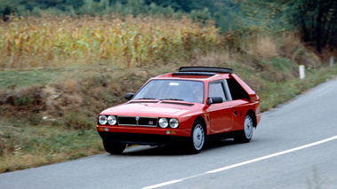 Lancia Delta S4 Rouge 3/4 avant gauche dynamique