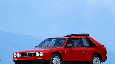 Lancia Delta S4 Rouge 3/4 avant gauche profil