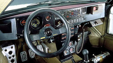 Lancia Delta S4 Rouge intérieur course 