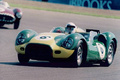 Lister-Jaguar, verte et jaune, action, 3/4 avant droit