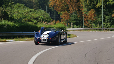 Maserati 450S bleu Bruxelles 3/4 arrière droit travelling