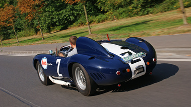 Maserati 450S bleu Bruxelles 3/4 arrière gauche travelling penché