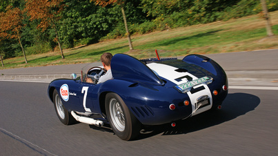 Maserati 450S bleu Bruxelles 3/4 arrière gauche travelling penché