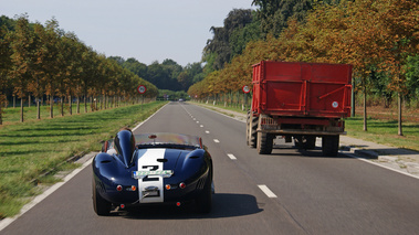 Maserati 450S bleu Bruxelles face arrière travelling