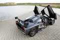 McLaren F1 GTR anthracite 3/4 arrière droit portes ouvertes vue de haut