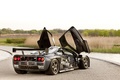 McLaren F1 GTR anthracite 3/4 arrière droit portes ouvertes