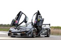 McLaren F1 GTR anthracite 3/4 avant gauche portes ouvertes