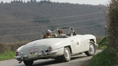 Mercedes 190 SL spider beige, action 3/4 arrière droit