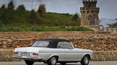 Mercedes 280SE 3.5 Convertible 3/4 arrière droit.