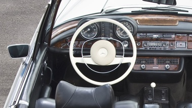 Mercedes 280SE 3.5 Convertible Dash3