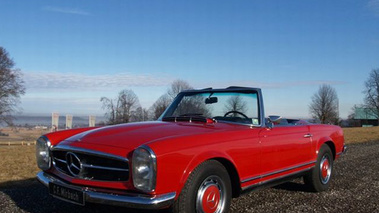 Mercedes 280SL Pagode rouge 3/4 avant gauche