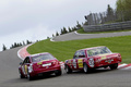 Mercedes 300 SEL 6.3 rouge & S63 AMG rouge 3/4 arrière gauche filé penché